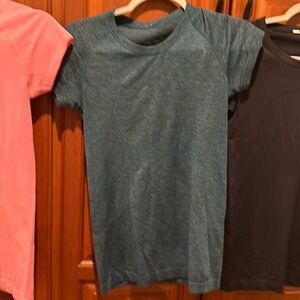 Lululemon swiftly size 6 tee pretty blue greenish color